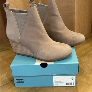 Tom’s Kelsey Boots Wedge Heel Tan Suede Great condition Great ankle booties.